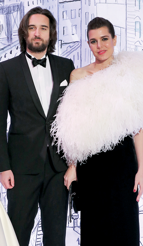 GÜL BALOSUNDA ROMANTİK ANLAR