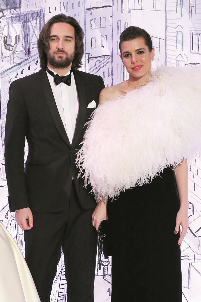 GÜL BALOSUNDA ROMANTİK ANLAR