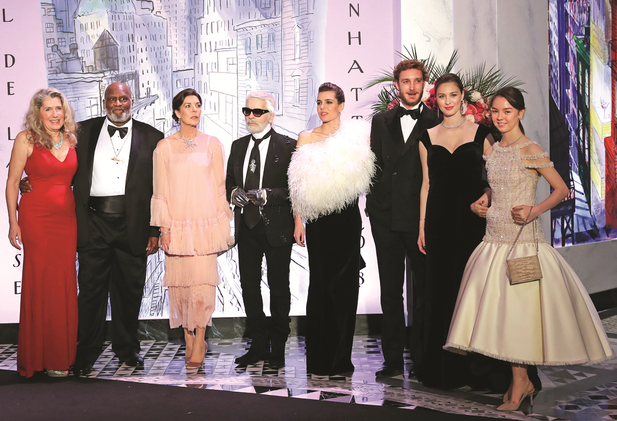 GÜL BALOSUNDA ROMANTİK ANLAR