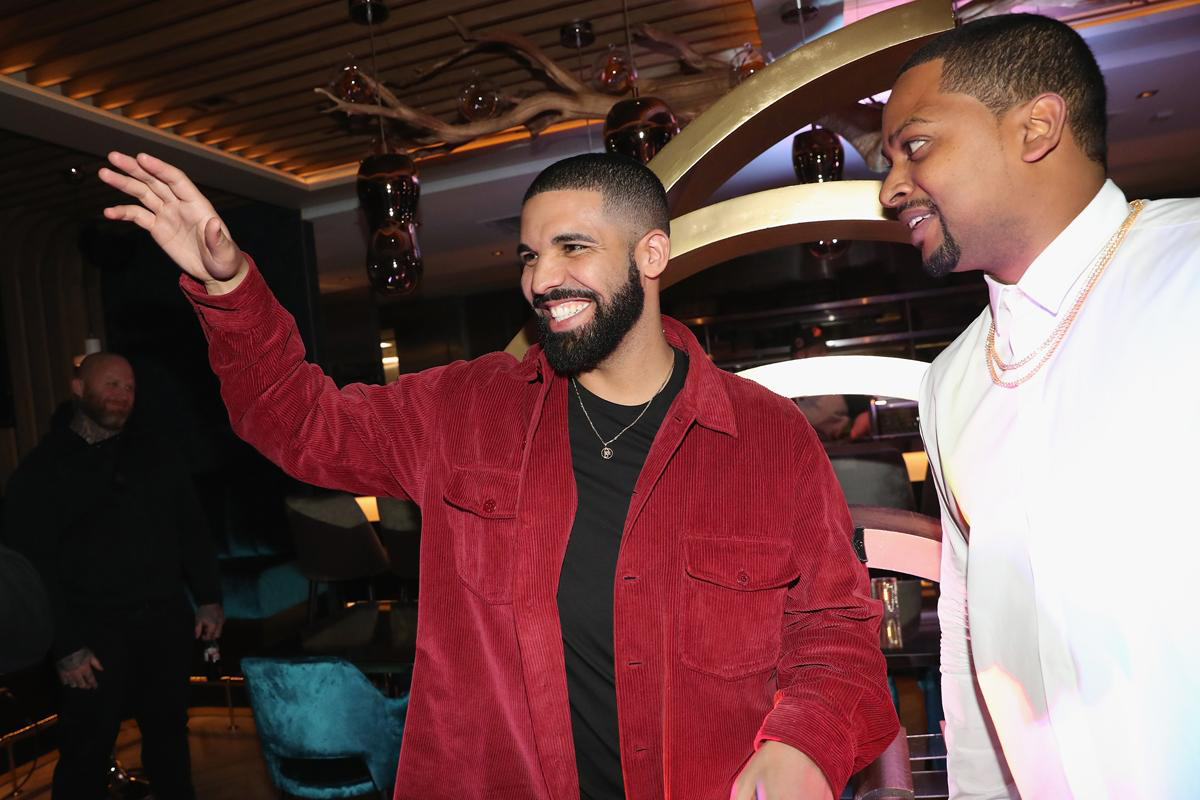 DRAKE, TORONTODA RESTORAN AÇTI