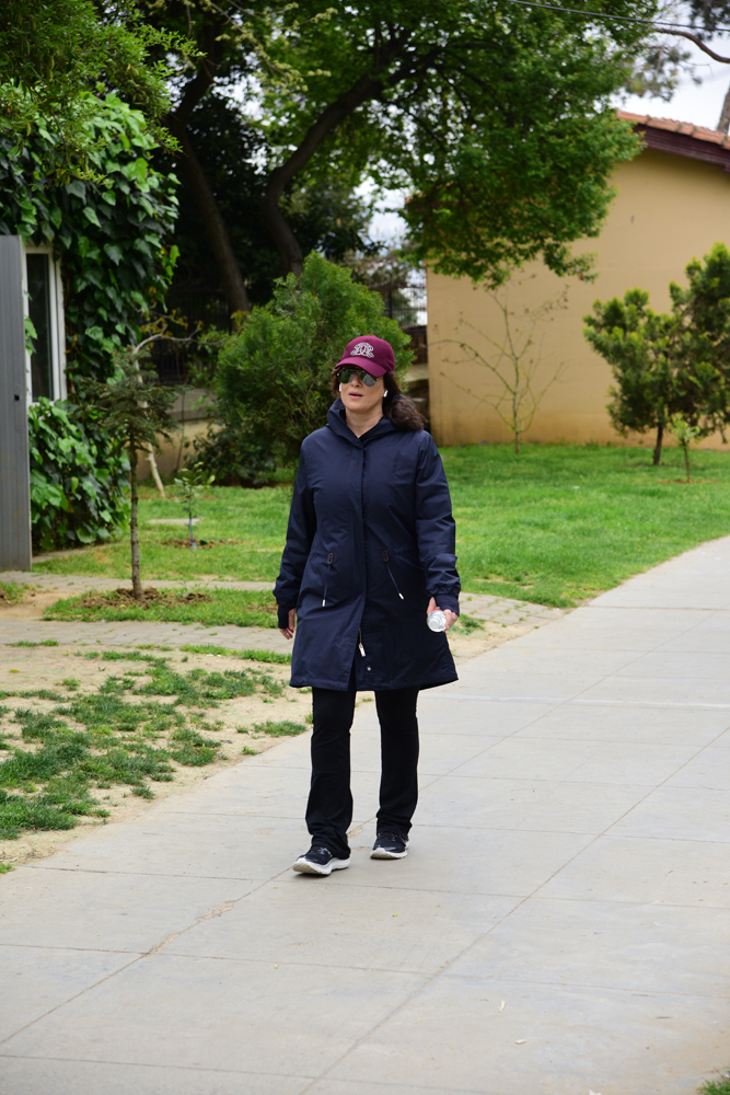 BEBEK SAHİLİNDE YÜRÜYÜŞE ÇIKANLAR