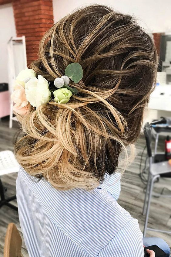 YAZ GELİNLERİ İÇİN SAÇ MODELLERİ