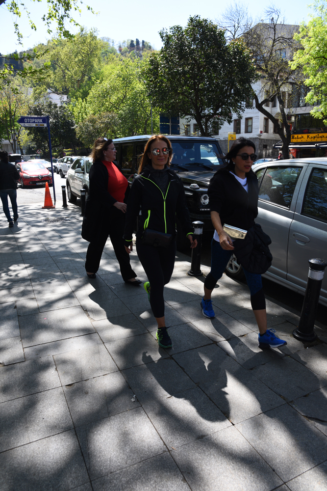 BEBEK SAHİLİNDE YÜRÜYÜŞE ÇIKANLAR