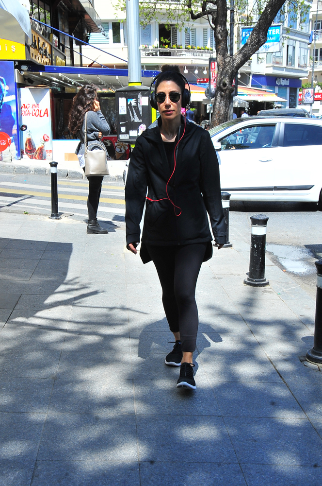 BEBEK SAHİLİNDE YÜRÜYÜŞE ÇIKANLAR