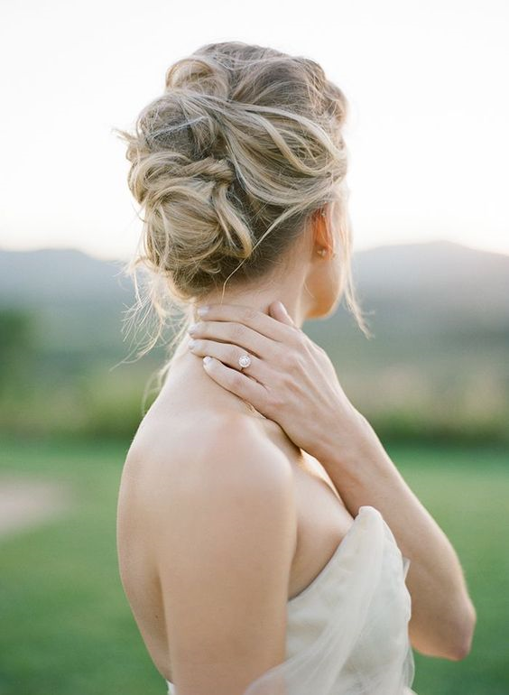 YAZ GELİNLERİ İÇİN SAÇ MODELLERİ