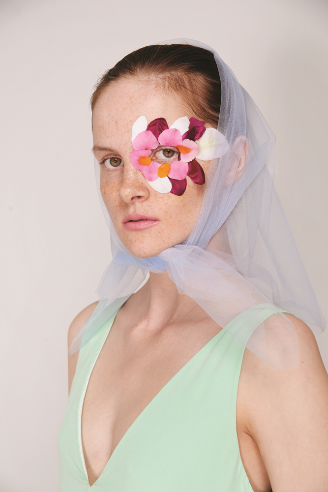 İÇİNDEN KOKU GEÇEN SERGİ