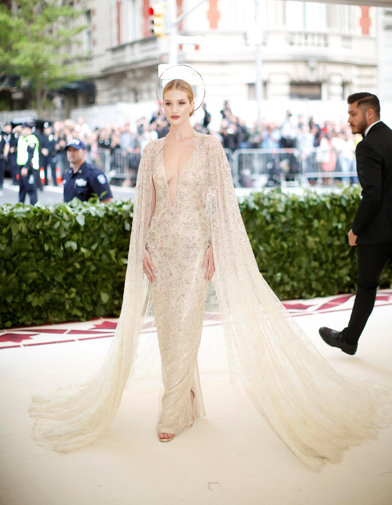 MET GALA KIRMIZI HALI