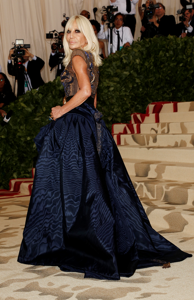 MET GALA KIRMIZI HALI