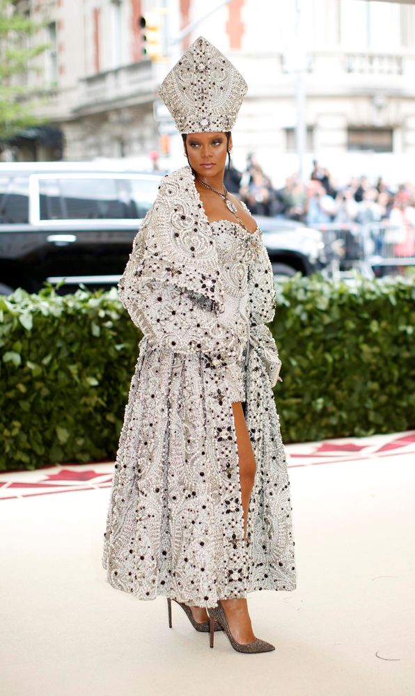 MET GALA KIRMIZI HALI