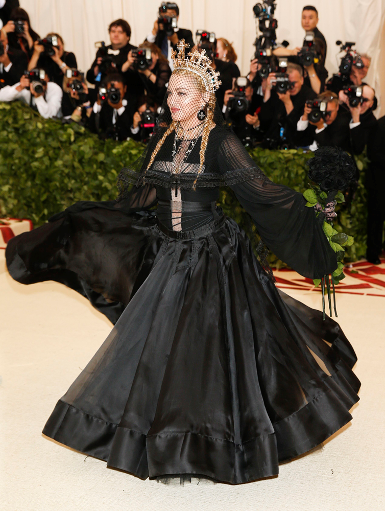 MET GALA KIRMIZI HALI