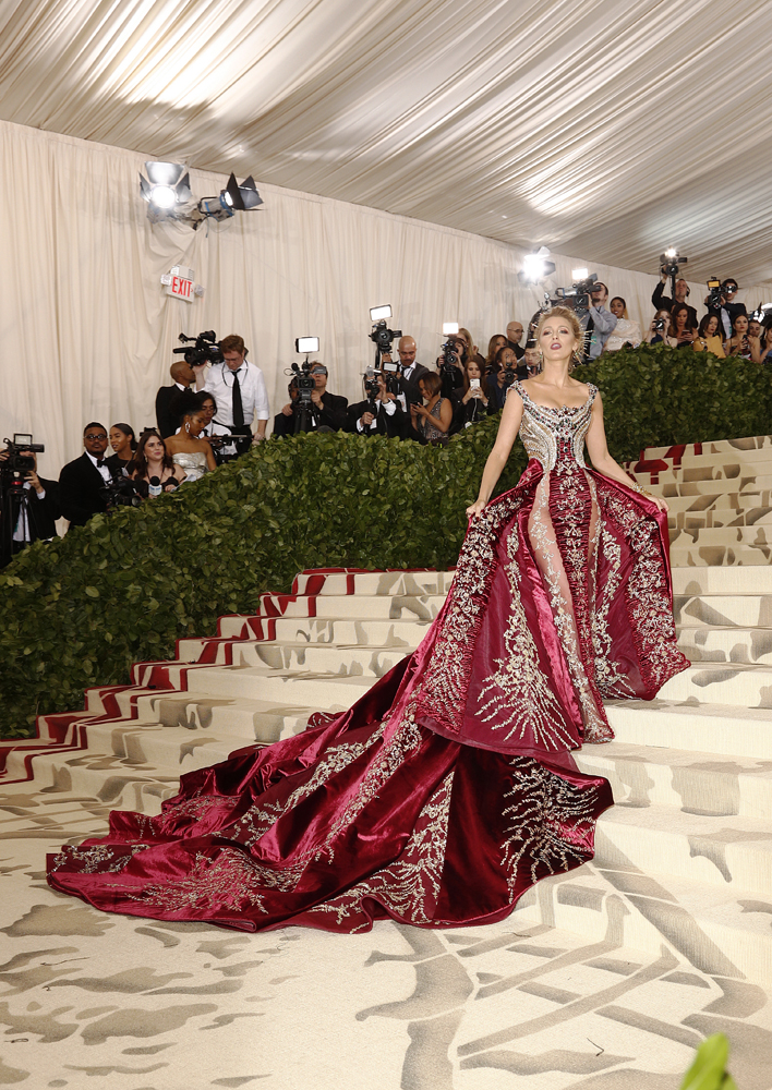 MET GALA KIRMIZI HALI