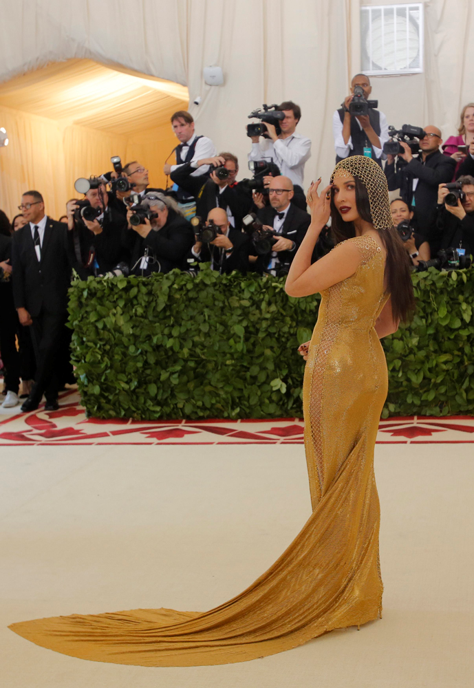 MET GALA KIRMIZI HALI