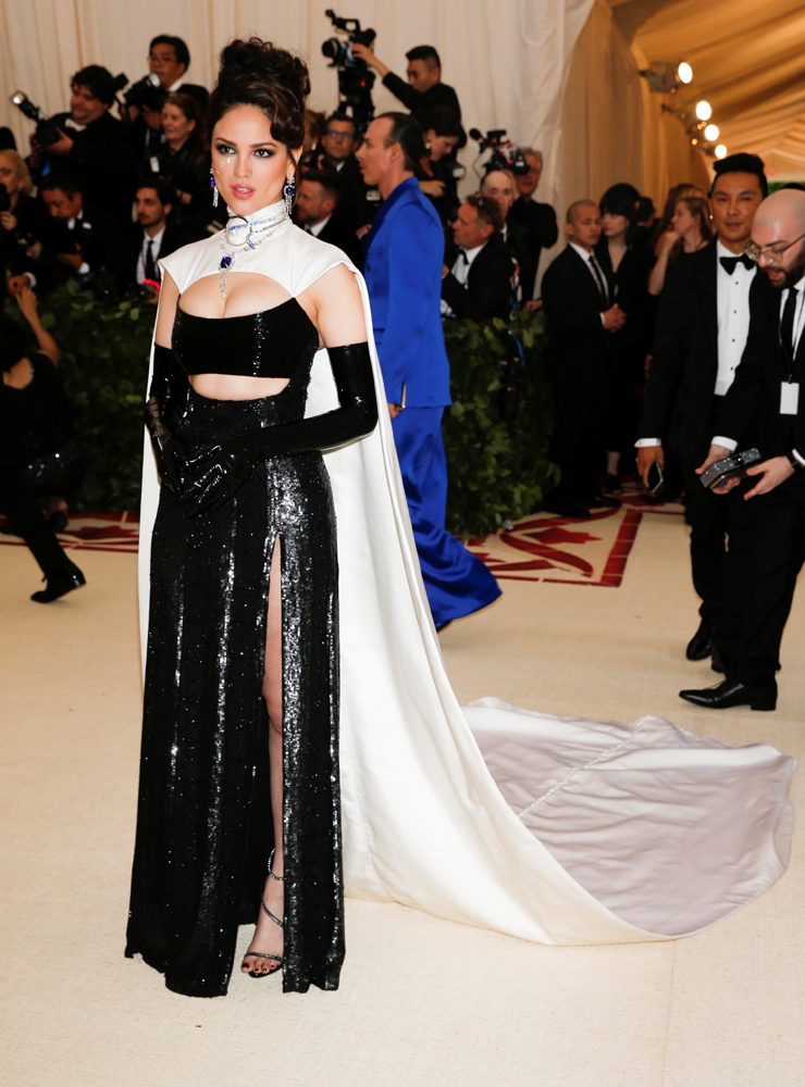 MET GALA KIRMIZI HALI