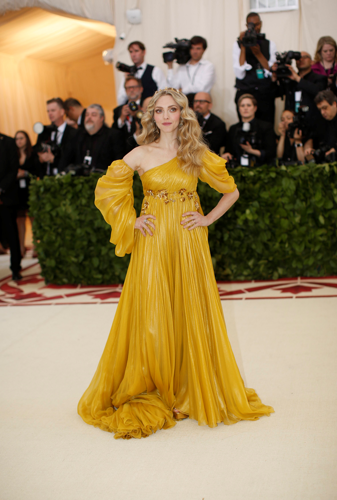 MET GALA KIRMIZI HALI