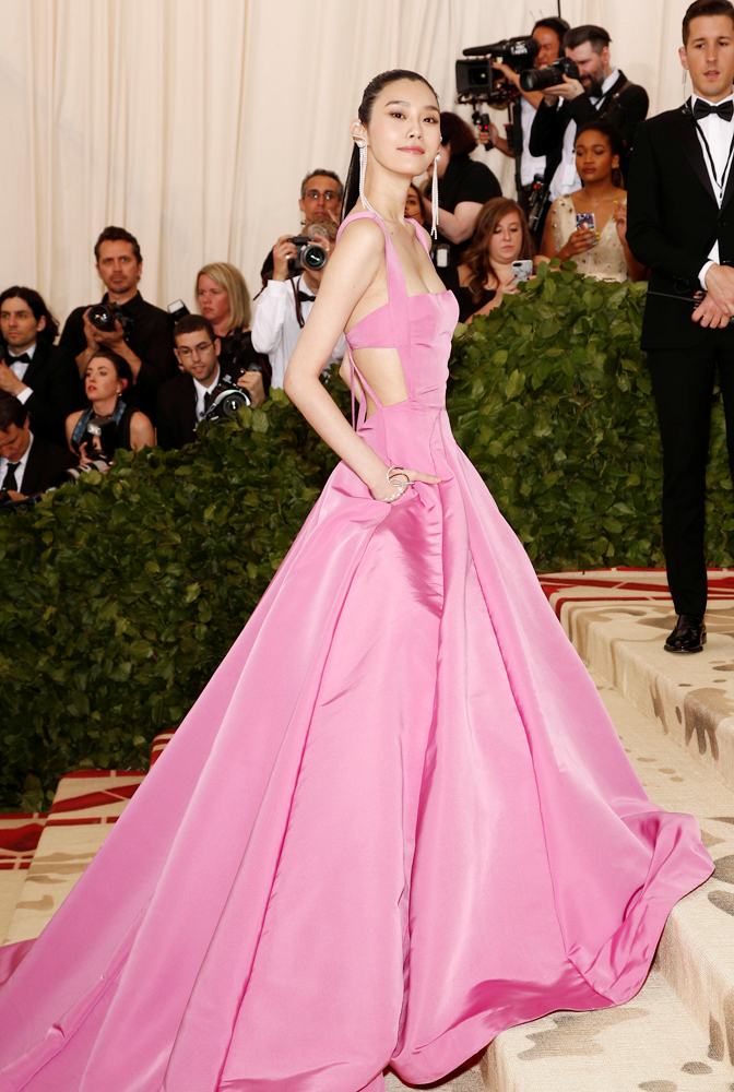 MET GALA KIRMIZI HALI