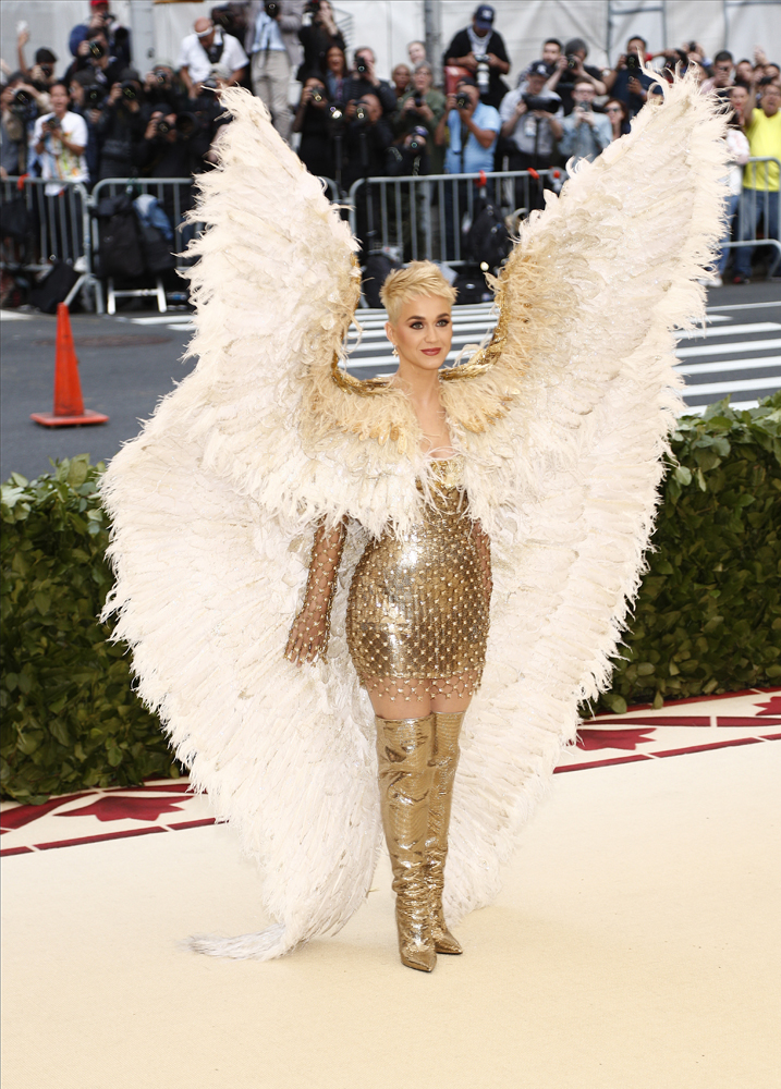 MET GALA KIRMIZI HALI