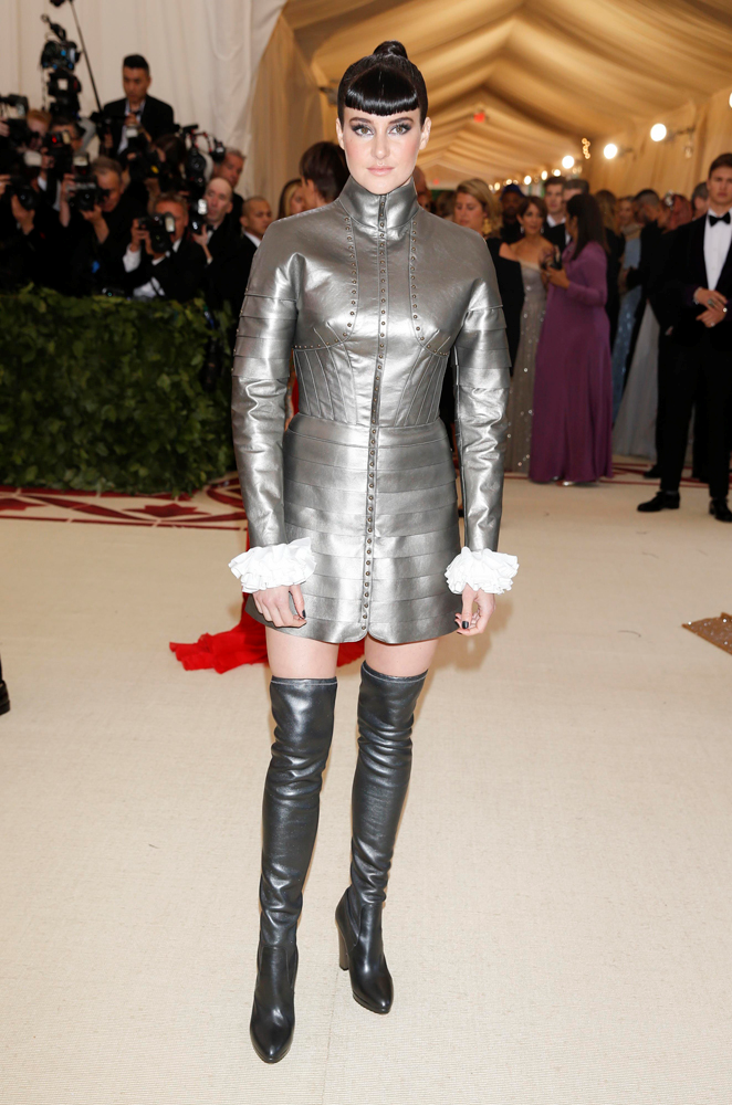 MET GALA KIRMIZI HALI