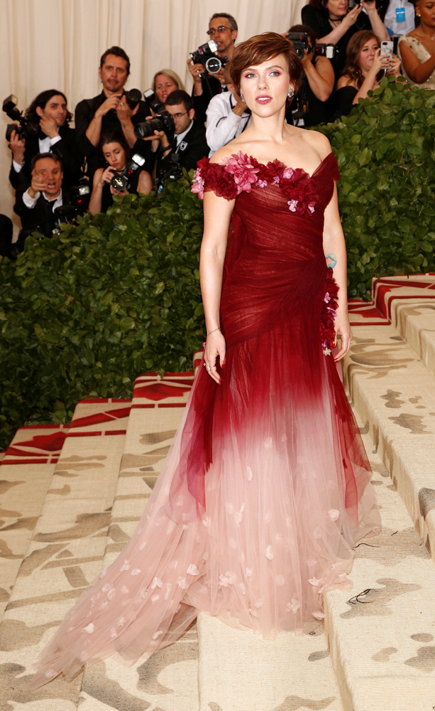 MET GALA KIRMIZI HALI