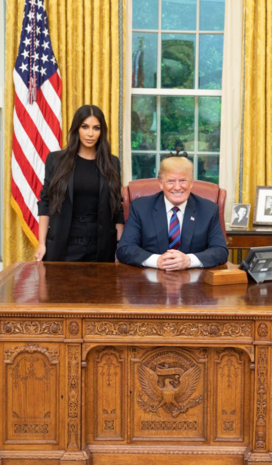 KIM KARDASHIAN BEYAZ SARAYDA 