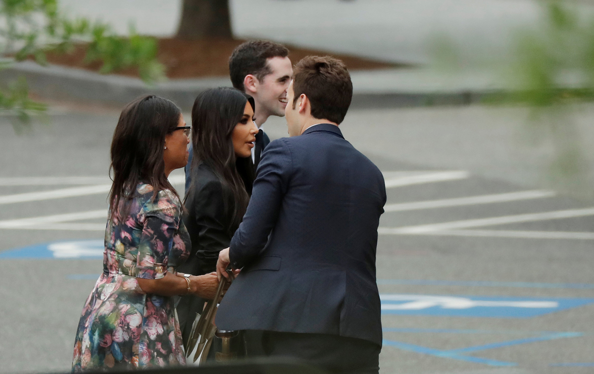 KIM KARDASHIAN BEYAZ SARAYDA 