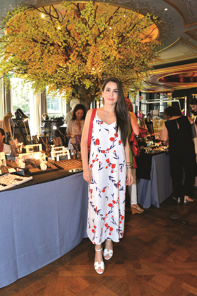 YAZIN TRENDİ ÇİÇEK DESENİNİ GİYEN İSİMLER