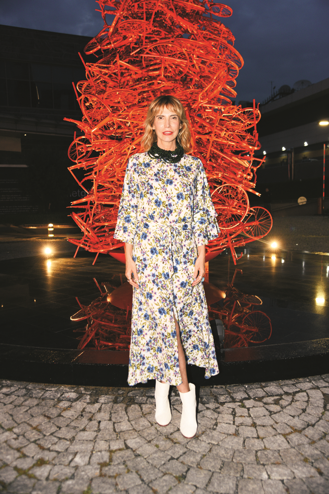 YAZIN TRENDİ ÇİÇEK DESENİNİ GİYEN İSİMLER