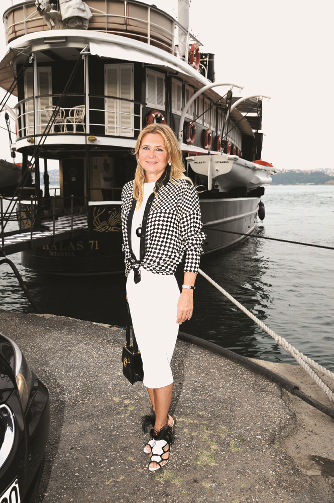 SİYAH BEYAZLI KUTLAMA