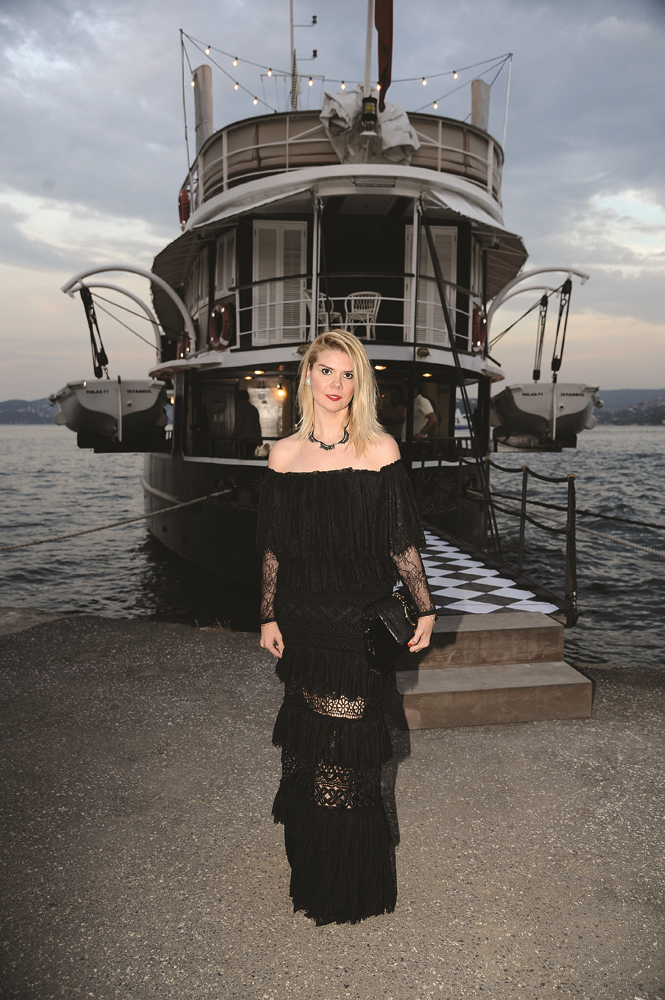 SİYAH BEYAZLI KUTLAMA