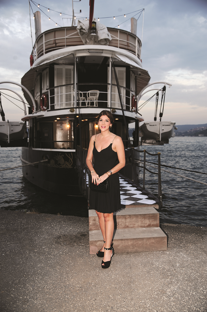 SİYAH BEYAZLI KUTLAMA