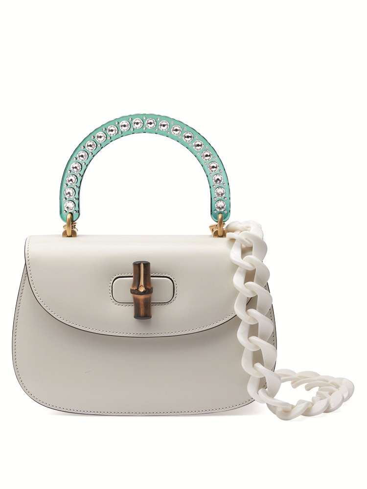 BAŞROLDE BEYAZ TAKIMLAR