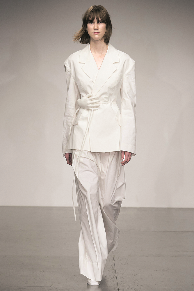 BAŞROLDE BEYAZ TAKIMLAR