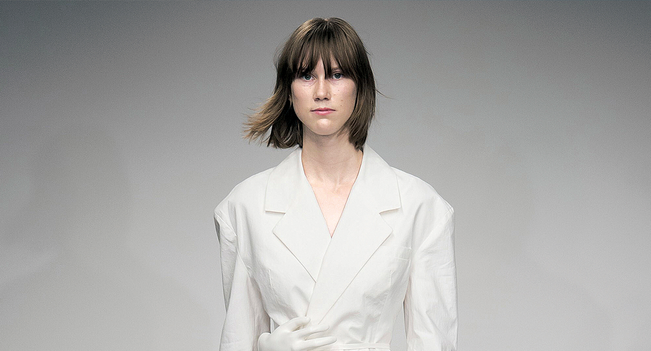 BAŞROLDE BEYAZ TAKIMLAR