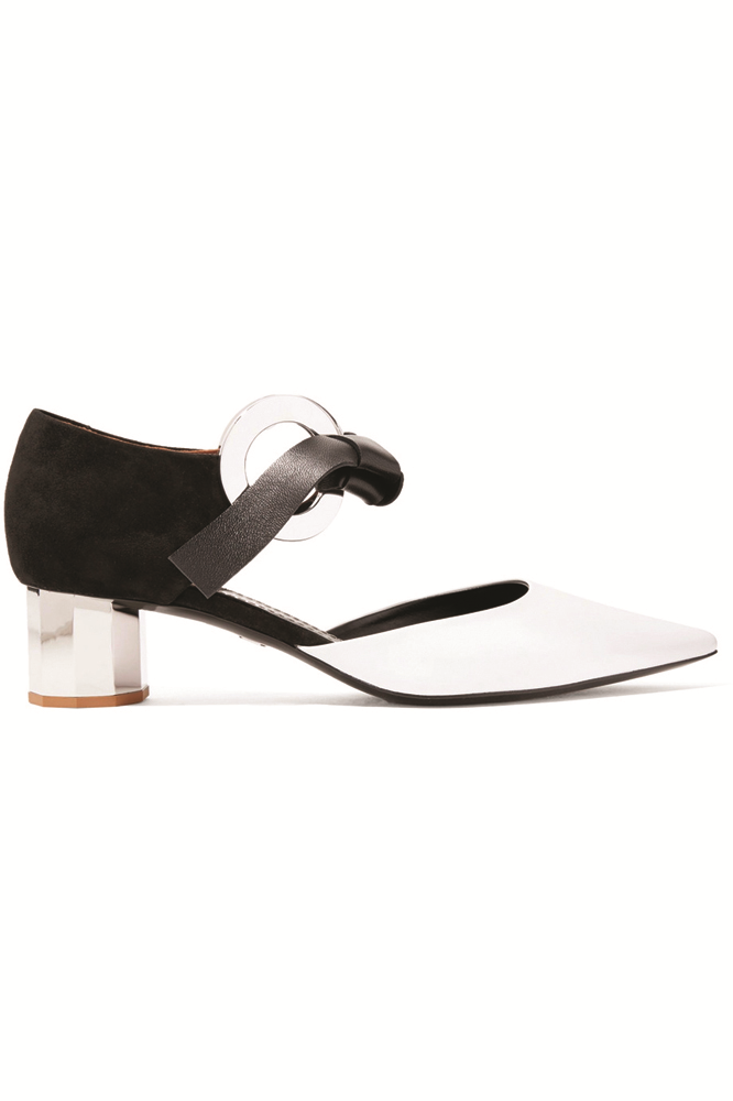 BAŞROLDE BEYAZ TAKIMLAR