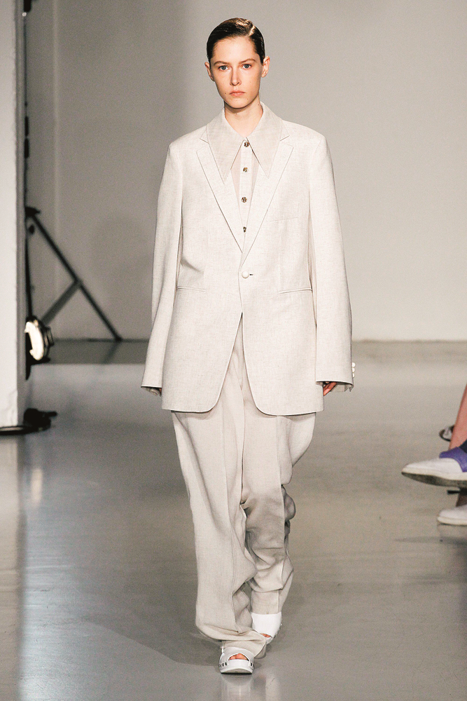 BAŞROLDE BEYAZ TAKIMLAR