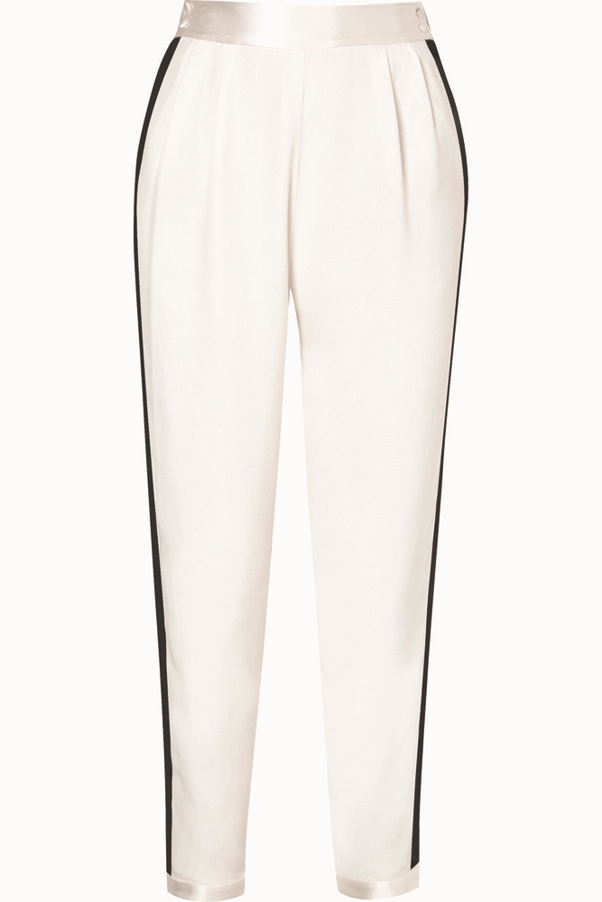 BAŞROLDE BEYAZ TAKIMLAR