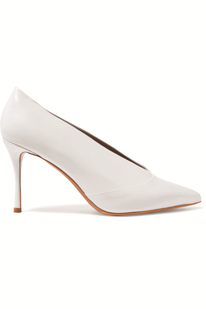 BAŞROLDE BEYAZ TAKIMLAR