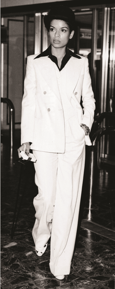 BAŞROLDE BEYAZ TAKIMLAR