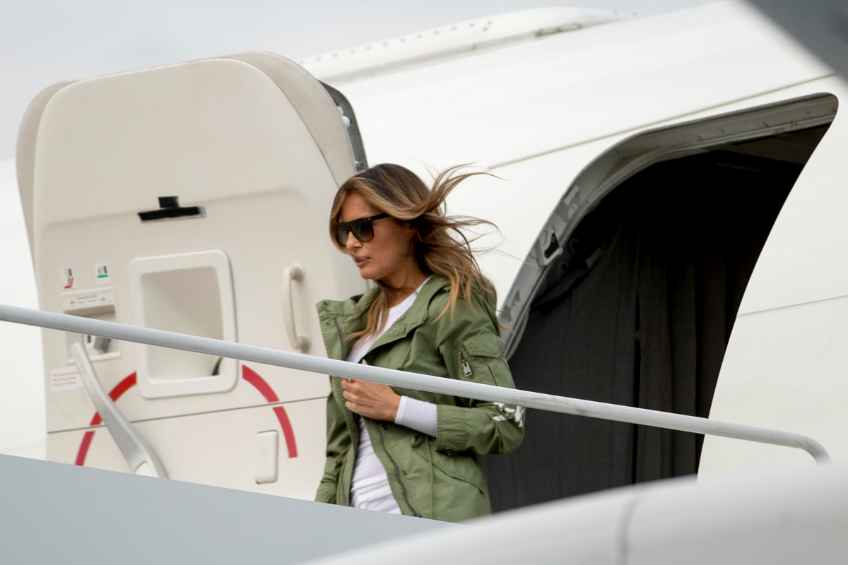 MELANIA TRUMPIN DİKKAT ÇEKEN CEKETİ
