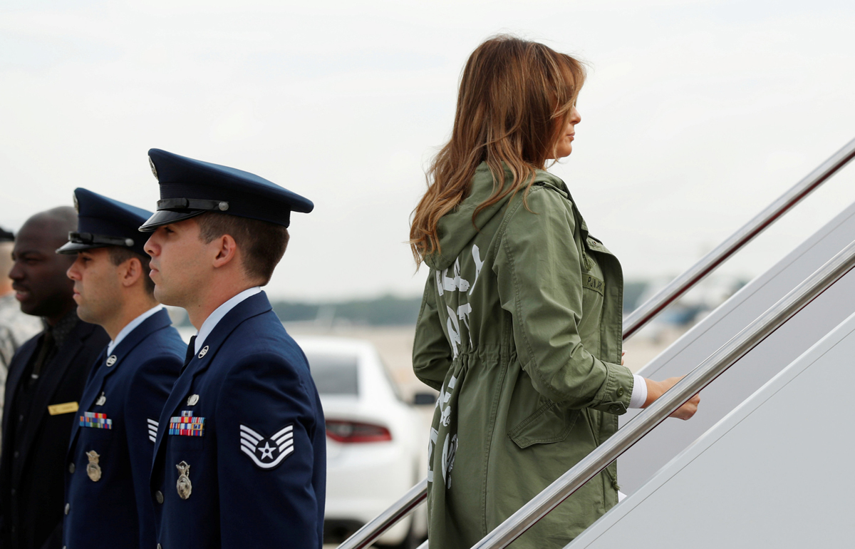 MELANIA TRUMPIN DİKKAT ÇEKEN CEKETİ