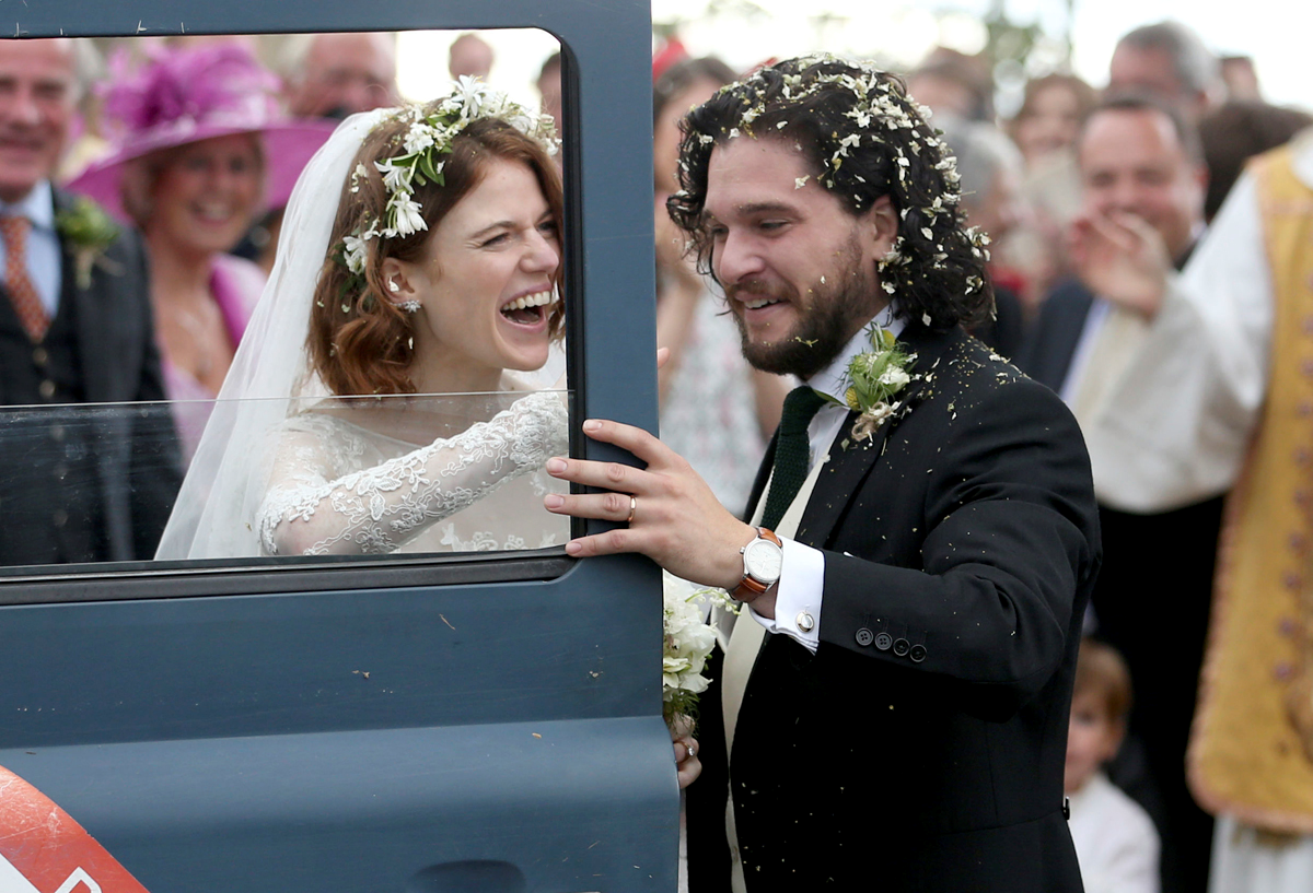KIT HARINGTON VE ROSE LESLIE EVLENDİ