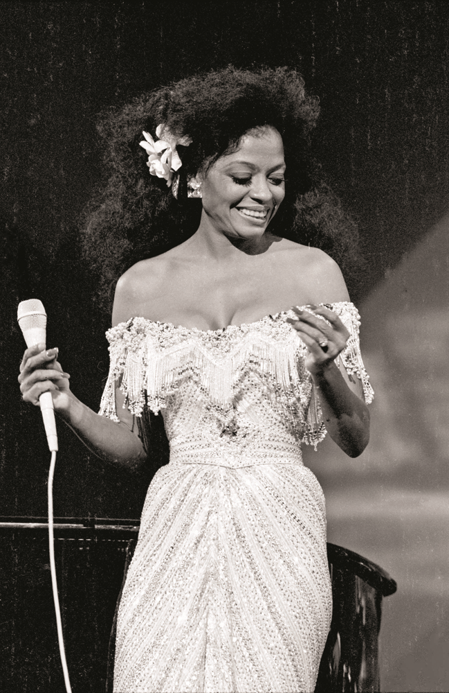 HAFTANIN TASARIMCISI ÖZGÜR MASUR