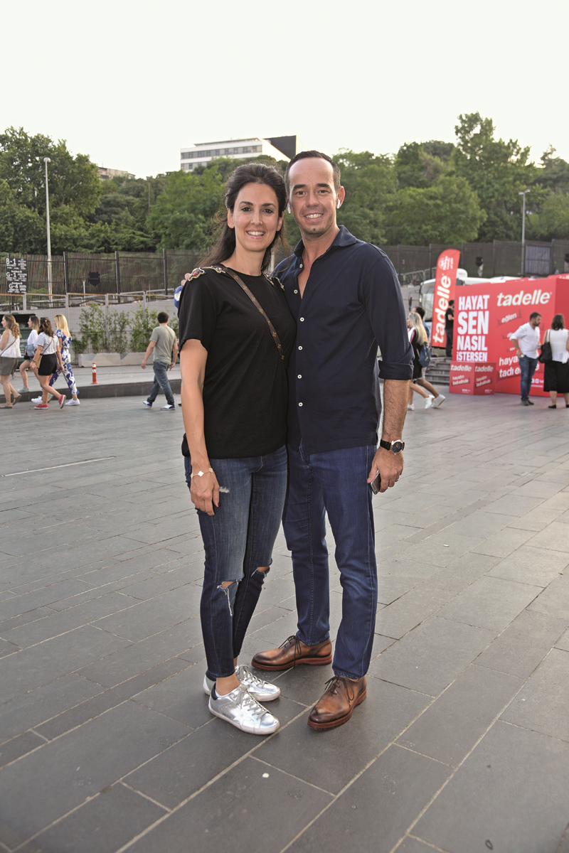 SHAKIRA İSTANBUL'U BÜYÜLEDİ