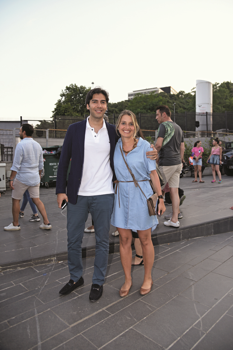 SHAKIRA İSTANBUL'U BÜYÜLEDİ