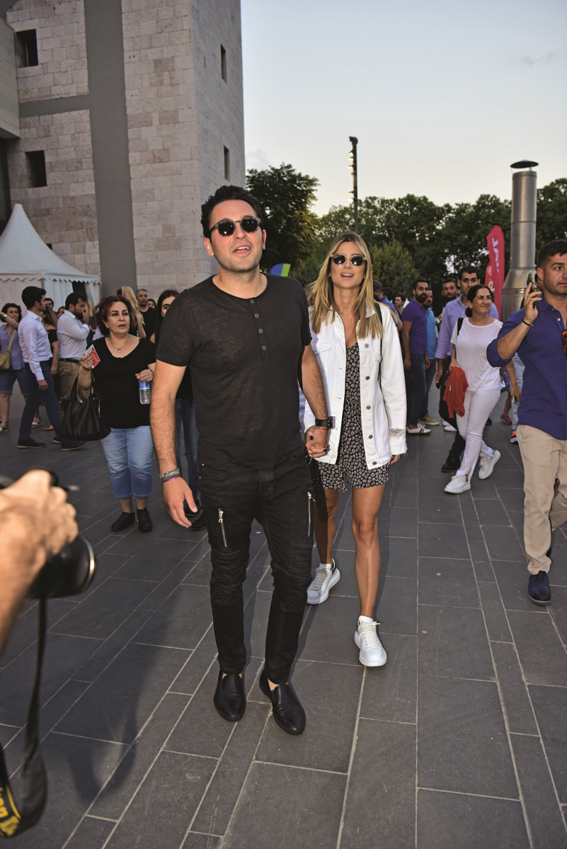 SHAKIRA İSTANBUL'U BÜYÜLEDİ