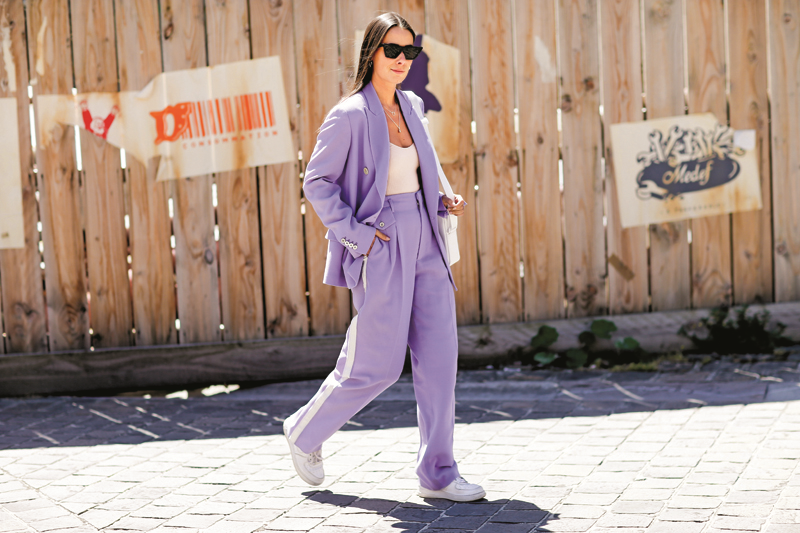 TAKIM ELBİSEDE RENKLİ DÖNEM