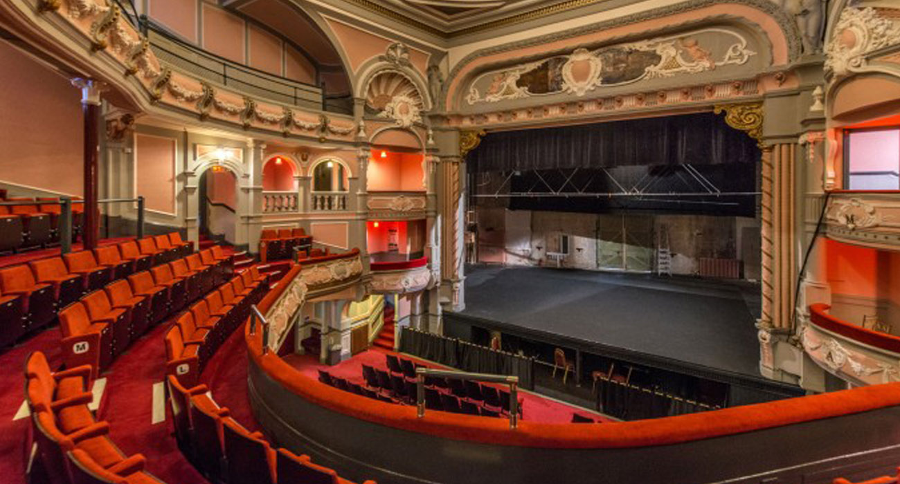 LONDRA TİYATRO SAHNESİNDE ÜNLÜ İSİMLER