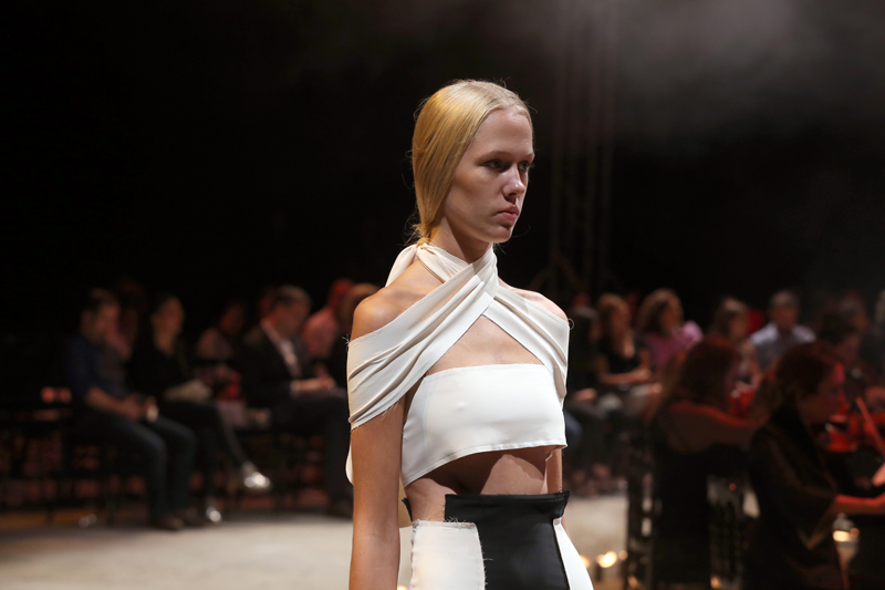 ECE KAVRANDAN TEATRAL BİR DEFİLE