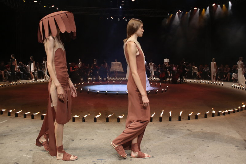 ECE KAVRANDAN TEATRAL BİR DEFİLE