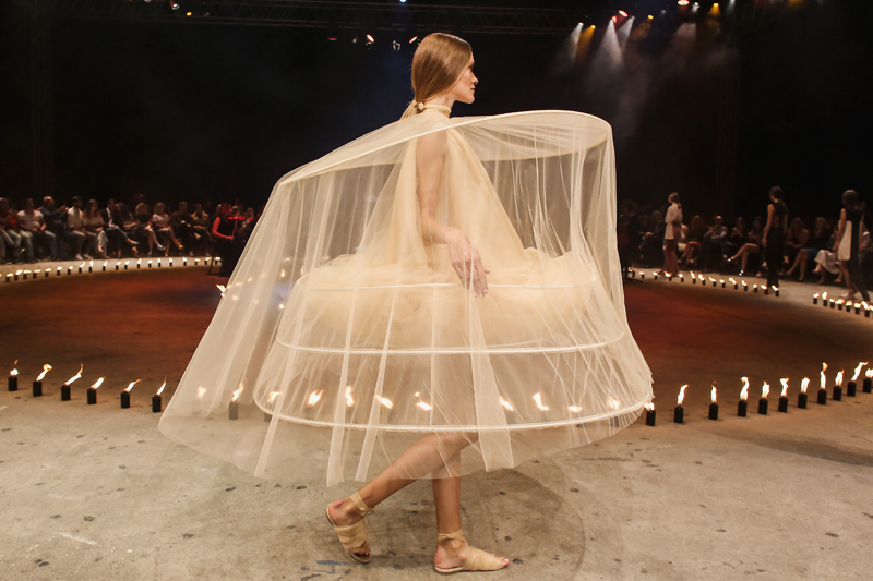 ECE KAVRANDAN TEATRAL BİR DEFİLE