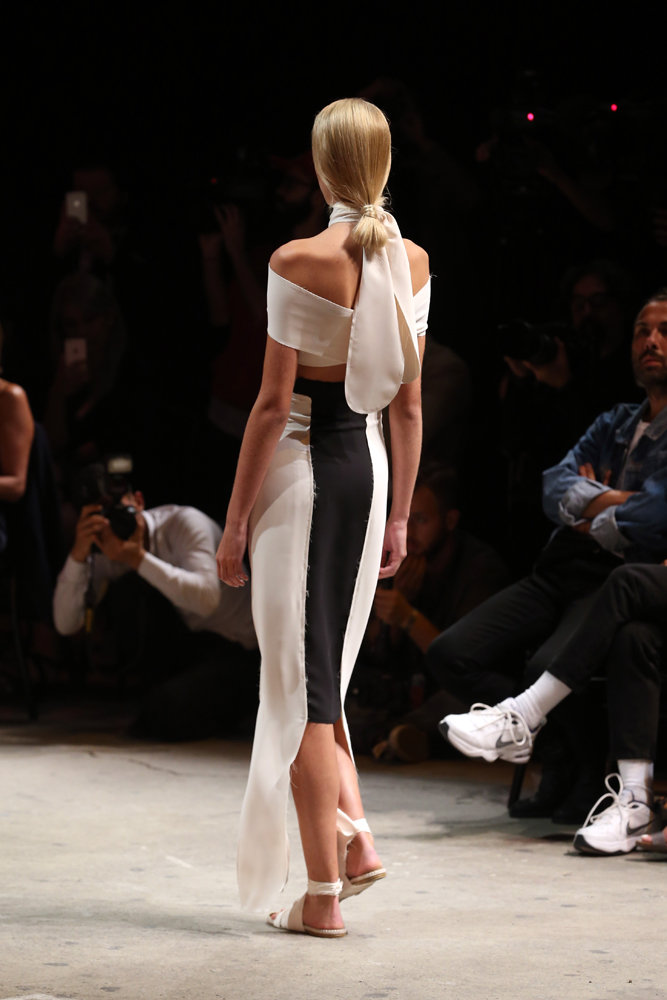 ECE KAVRANDAN TEATRAL BİR DEFİLE